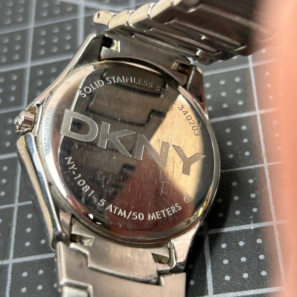 DKNY‎ NY-1081 Mens Stainless Steel Watch Silver Dial Date Neon Hand 50M 38mm